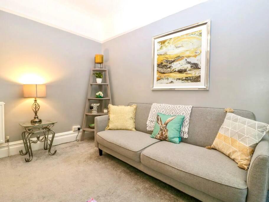 Homely 4 Bedroom Large House Inc Free Parking - Great Location - Fast Wifi - Smart Tv - Sleeps Up To 7! Close To Bournemouth & Poole Town Centre & Sandbanks Ngoại thất bức ảnh