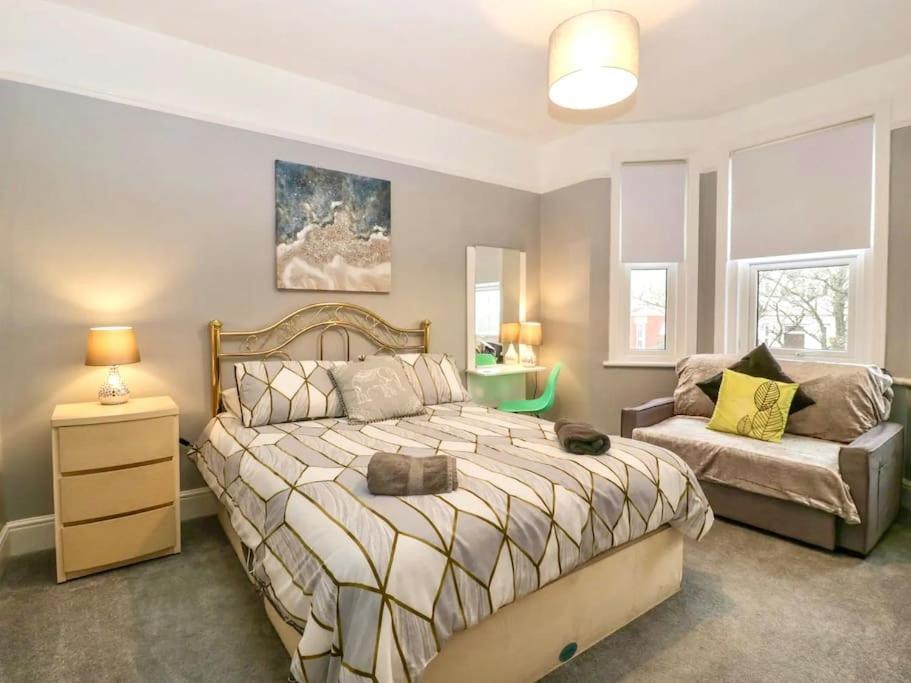 Homely 4 Bedroom Large House Inc Free Parking - Great Location - Fast Wifi - Smart Tv - Sleeps Up To 7! Close To Bournemouth & Poole Town Centre & Sandbanks Ngoại thất bức ảnh