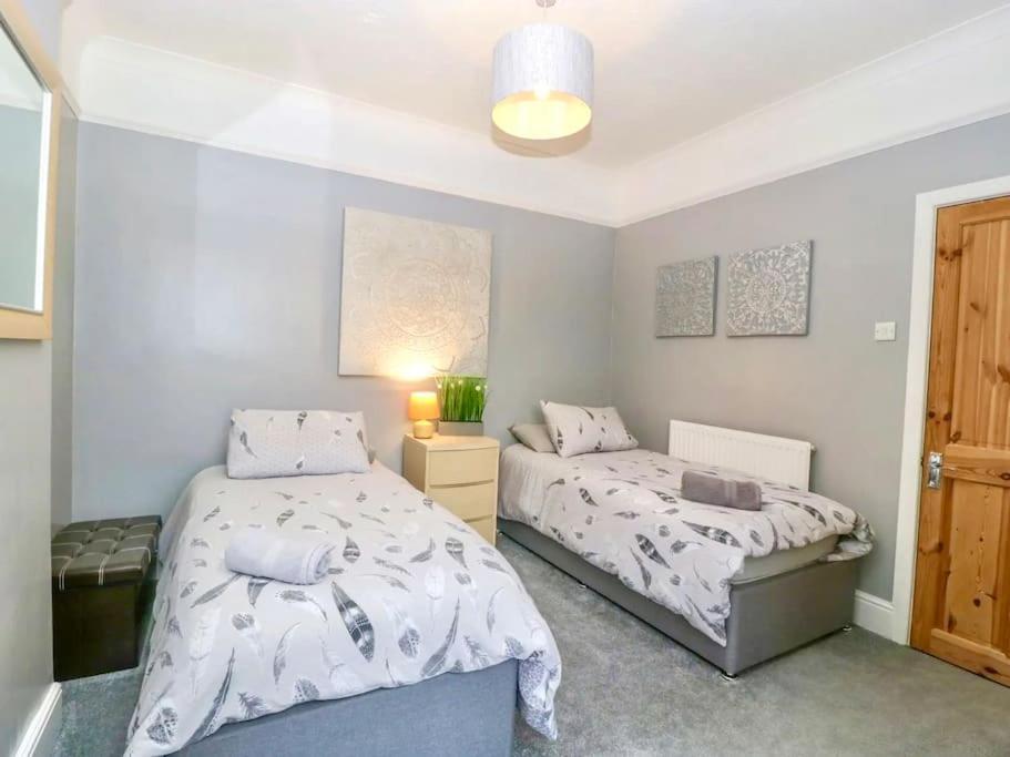 Homely 4 Bedroom Large House Inc Free Parking - Great Location - Fast Wifi - Smart Tv - Sleeps Up To 7! Close To Bournemouth & Poole Town Centre & Sandbanks Ngoại thất bức ảnh