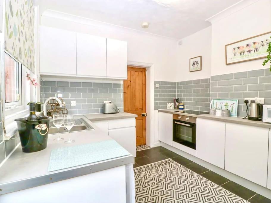 Homely 4 Bedroom Large House Inc Free Parking - Great Location - Fast Wifi - Smart Tv - Sleeps Up To 7! Close To Bournemouth & Poole Town Centre & Sandbanks Ngoại thất bức ảnh