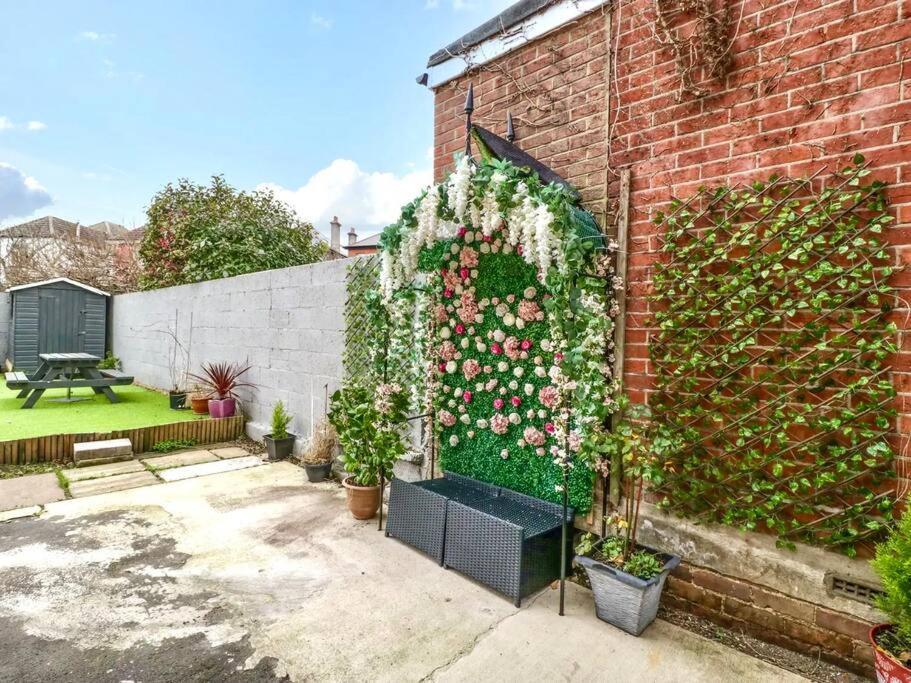 Homely 4 Bedroom Large House Inc Free Parking - Great Location - Fast Wifi - Smart Tv - Sleeps Up To 7! Close To Bournemouth & Poole Town Centre & Sandbanks Ngoại thất bức ảnh