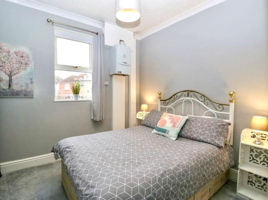 Homely 4 Bedroom Large House Inc Free Parking - Great Location - Fast Wifi - Smart Tv - Sleeps Up To 7! Close To Bournemouth & Poole Town Centre & Sandbanks Ngoại thất bức ảnh