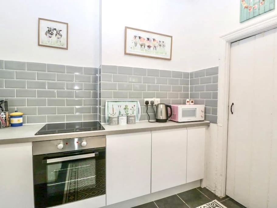 Homely 4 Bedroom Large House Inc Free Parking - Great Location - Fast Wifi - Smart Tv - Sleeps Up To 7! Close To Bournemouth & Poole Town Centre & Sandbanks Ngoại thất bức ảnh