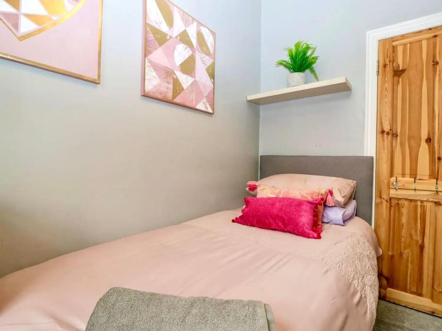 Homely 4 Bedroom Large House Inc Free Parking - Great Location - Fast Wifi - Smart Tv - Sleeps Up To 7! Close To Bournemouth & Poole Town Centre & Sandbanks Ngoại thất bức ảnh