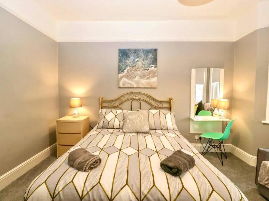 Homely 4 Bedroom Large House Inc Free Parking - Great Location - Fast Wifi - Smart Tv - Sleeps Up To 7! Close To Bournemouth & Poole Town Centre & Sandbanks Ngoại thất bức ảnh