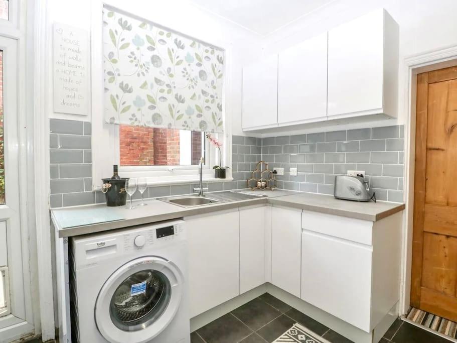 Homely 4 Bedroom Large House Inc Free Parking - Great Location - Fast Wifi - Smart Tv - Sleeps Up To 7! Close To Bournemouth & Poole Town Centre & Sandbanks Ngoại thất bức ảnh