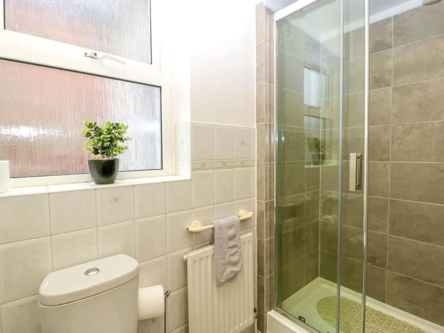 Homely 4 Bedroom Large House Inc Free Parking - Great Location - Fast Wifi - Smart Tv - Sleeps Up To 7! Close To Bournemouth & Poole Town Centre & Sandbanks Ngoại thất bức ảnh