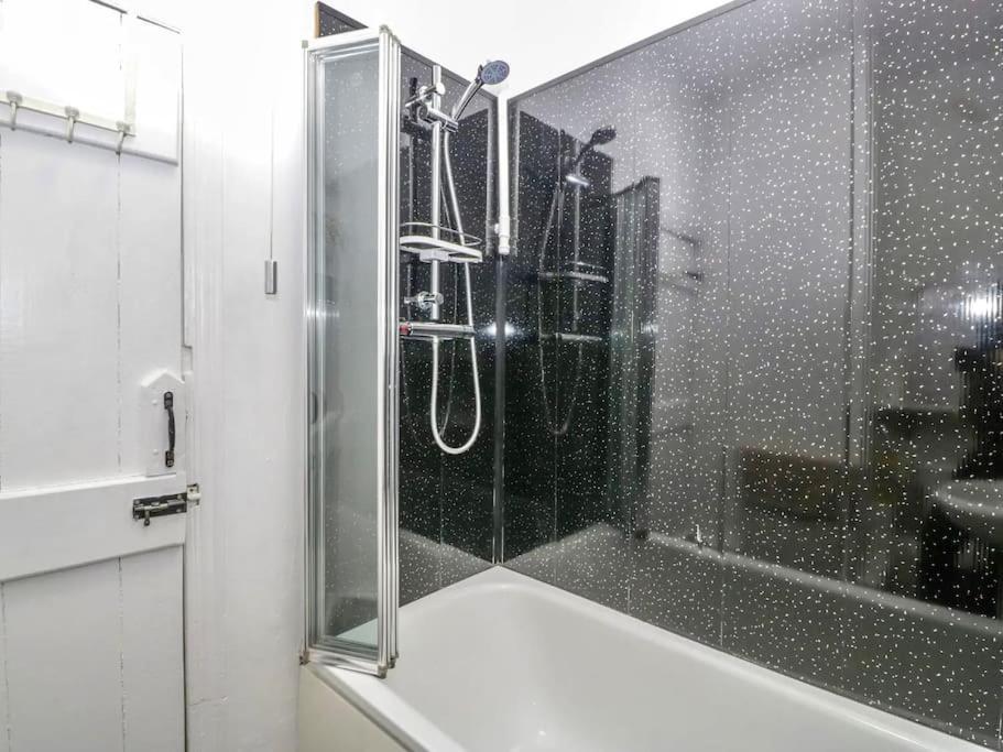 Homely 4 Bedroom Large House Inc Free Parking - Great Location - Fast Wifi - Smart Tv - Sleeps Up To 7! Close To Bournemouth & Poole Town Centre & Sandbanks Ngoại thất bức ảnh